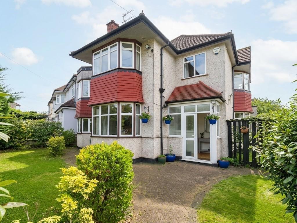 5 bed property in Selvage Lane, Mill Hill, NW7, London